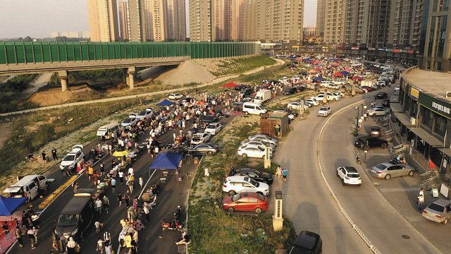河北省廊坊市で、道路上にできた「露店の街」＝写真家の成剛氏がドローンで撮影