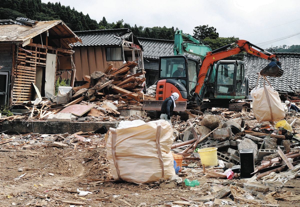 珠洲市内でも公費解体作業進められるが、手付かずの家屋も多い＝8月、石川県珠洲市大谷町で