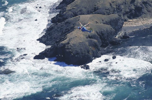 北海道・知床岬の先端付近を捜索するヘリコプター＝２５日午前９時３２分（共同通信社ヘリから）
