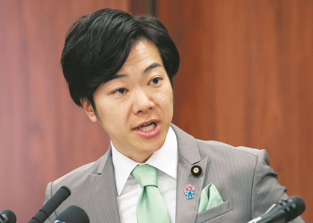 Shun Otogita de Nippon Ishin no Kai cuestionó al ex presidente del Consejo de Investigación de Políticas del Partido Liberal Demócrata, Shoji Nishita, en el Comité de Consejeros de Ética Política.