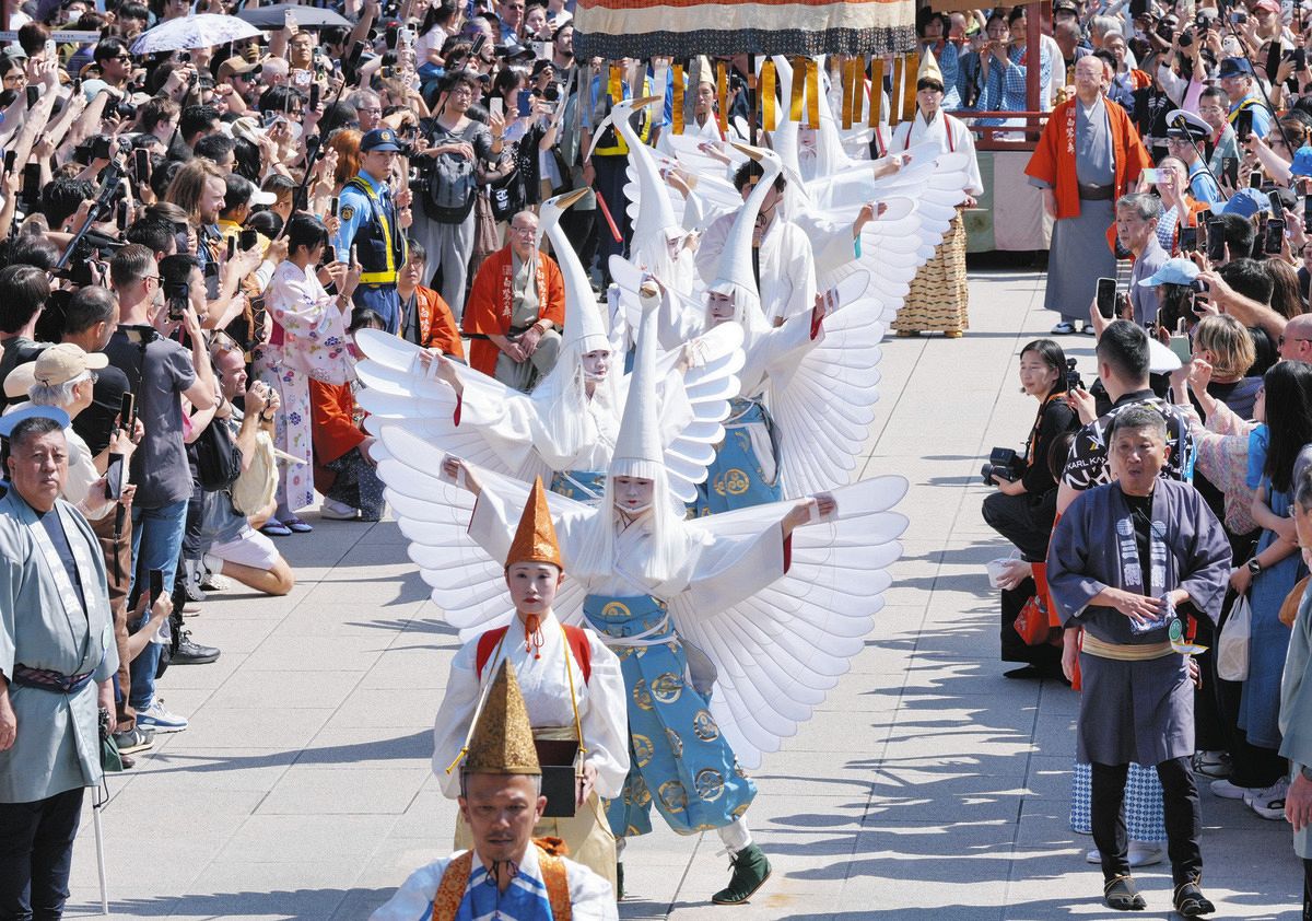 浅草・三社祭が開幕、「白鷺の舞」や「びんざさら舞」に沿道から感嘆の