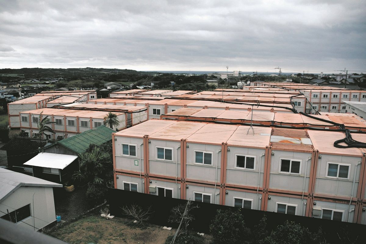 旧種子島空港前に設置された作業員向けの仮設住宅。コンテナを組み合わせて造られ、300人以上が寝泊まりできるという＝1日、鹿児島県中種子町で