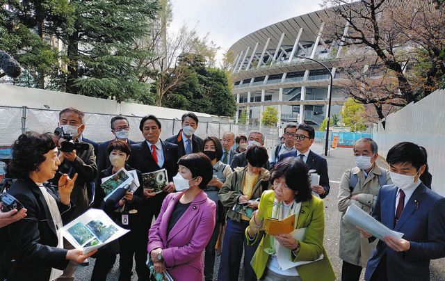 現地を視察し、石川幹子日本イコモス理事（左）の説明を受ける国会議員連盟のメンバーら