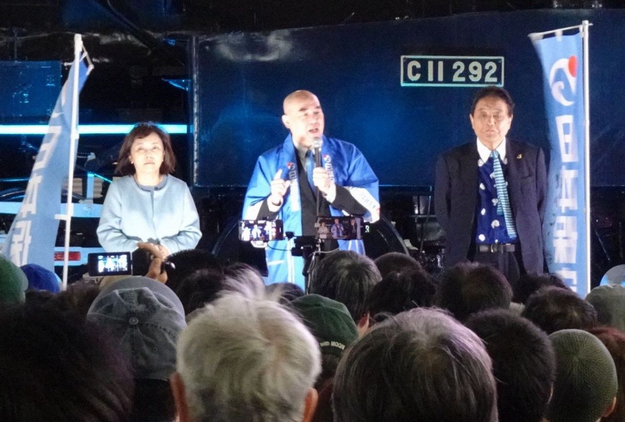 日本保守党の街頭演説会でマイクを握る百田尚樹代表（中）。右は河村たかし共同代表、左は有本香事務総長＝2023年10月21日、東京・新橋駅前で