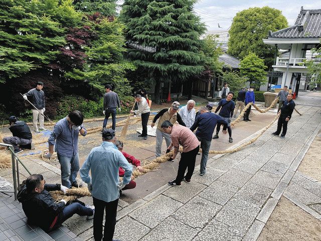 厳正寺水止舞保存協力会メンバーが大貝作りを担う 