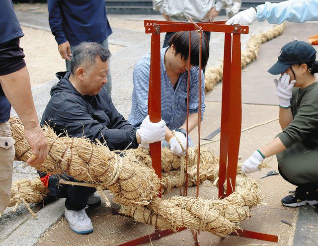 特製の型に縄を沿わせ、紐で結んで留めながら立体にしていく