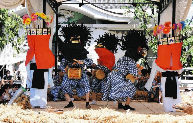 三匹獅子の舞。両脇に赤い幕をつけた花籠が２人。その内側は、右から雄獅子、雌獅子、中獅子。手前の縄は大貝をほどいたもの（２２年撮影、厳正寺水止舞保存協力会提供）