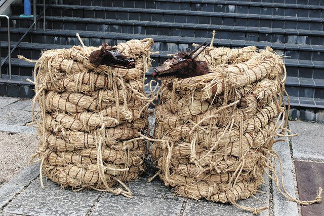 龍の頭をつけて完成した大貝。右は角を持つ雄、左は雌 