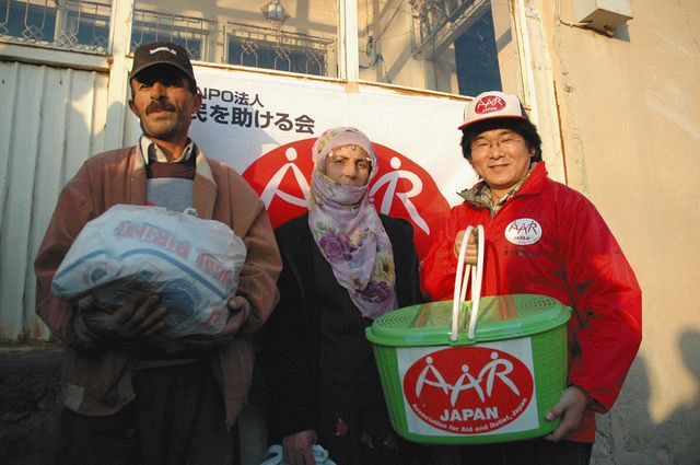 ２０１１年１１月、トルコ東部の地震被災地に支援物資を届ける宮崎さん＝ＡＡＲ提供