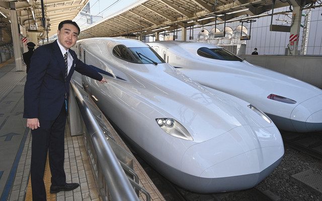 東京駅に入線した東海道新幹線の新型車両Ｎ７００Ｓ（手前）と開発に携わった福島隆文さん。奥はＮ７００Ａ
