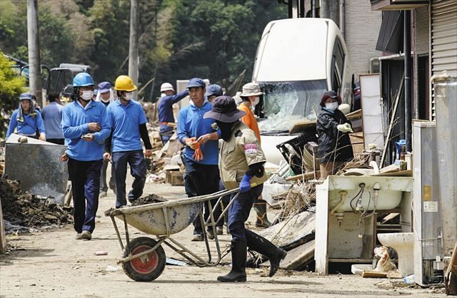 孤立状態が解消した熊本県芦北町白石で、片付けに追われるボランティアら＝１日（共同）