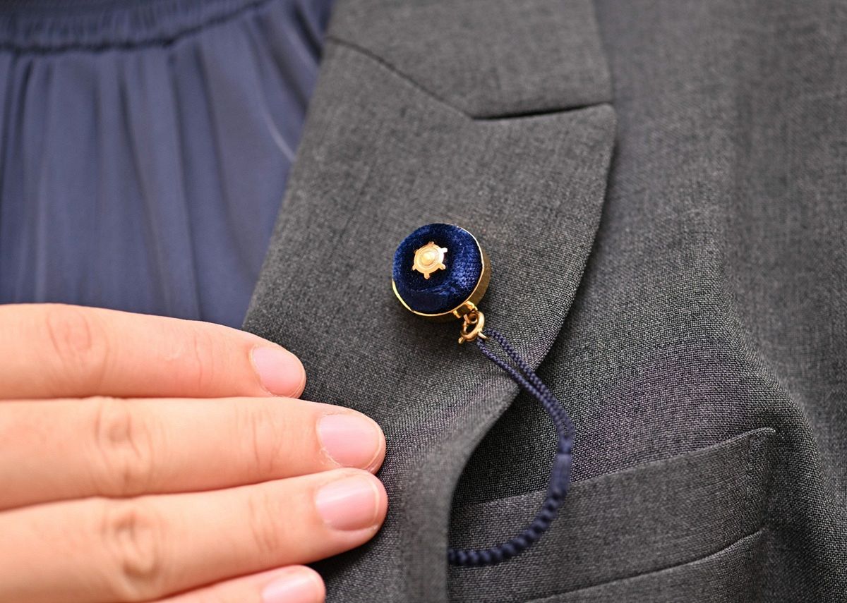 議員の金バッジ、返さなくていいの？ 金高騰で原価は3倍 東京都議に