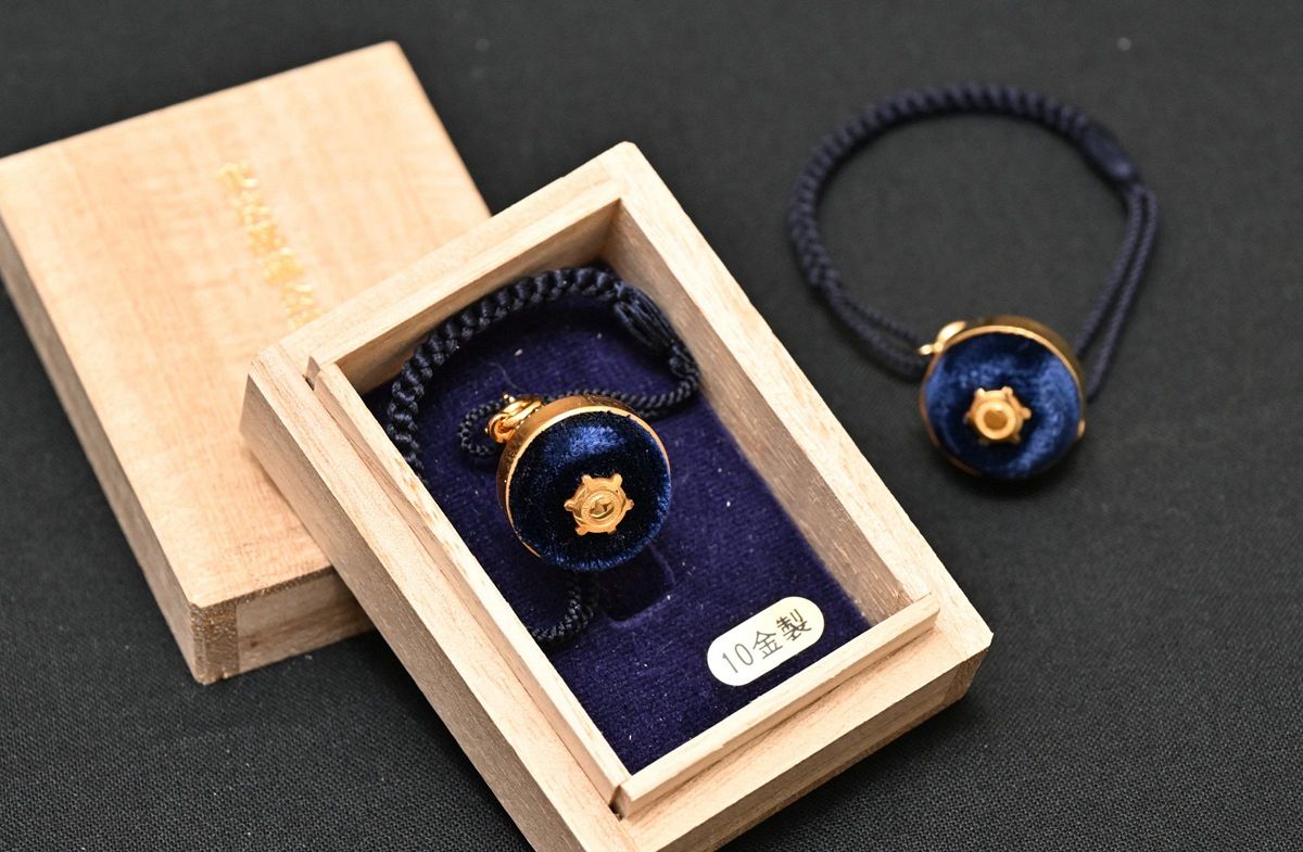 議員バッヂ他 議員風レプリカバッチ : 撮影用アイテム 国会議員 風