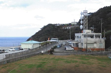 断崖の前に立つ御蔵島村役場（右）。毎年のように複数の職員が退職している＝東京都御蔵島村で