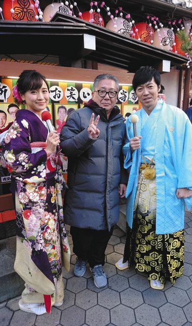 １月、「新春！お笑い名人寄席」の司会の東貴博（右）と角谷暁子テレビ東京アナウンサー（左）と
