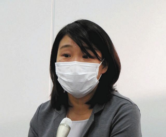 会見する崔江以子さん＝川崎市役所で