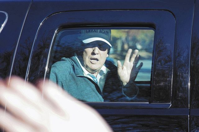８日、米バージニア州でゴルフをした後、支持者に手を振るトランプ米大統領＝ＡＰ 
