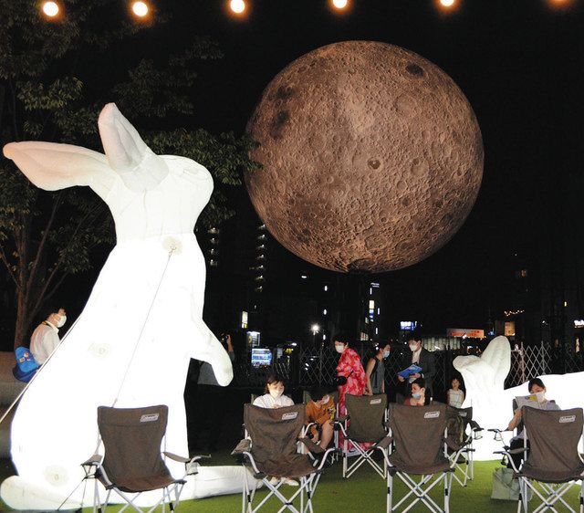 下北沢線路街に幻想空間 きょうから「月」テーマに現代美術祭：東京