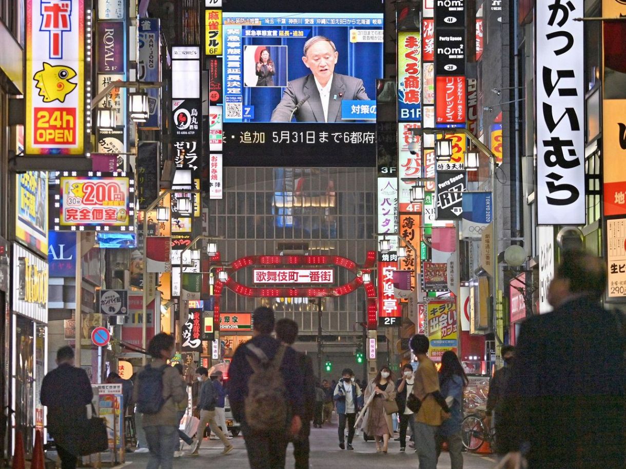 記者会見する菅首相を映し出す東京・新宿の大型ビジョン（戸田泰雅撮影）