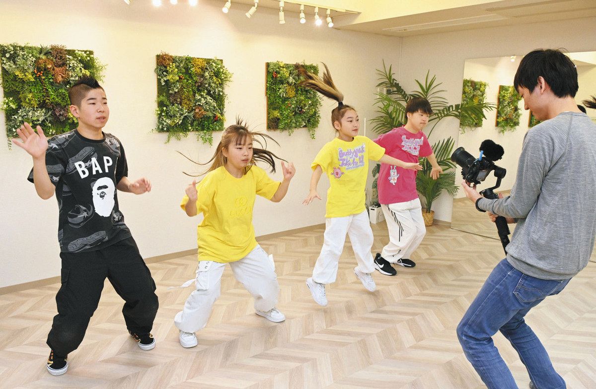 動画撮影しながらダンスの練習をするメンバーたち＝新宿区で