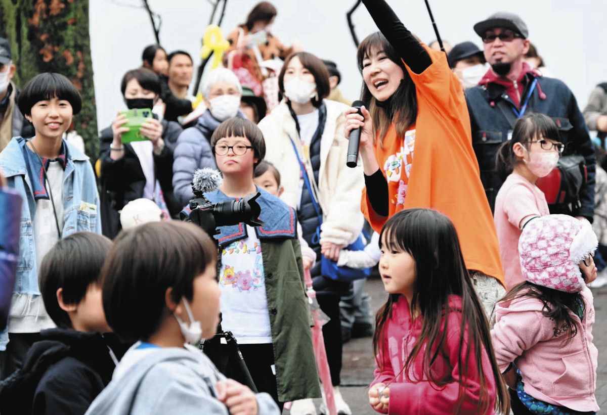 昨年の「バディウォーク」の参加者たち。マイクを握るのは井田美保さん＝SUPLIFE提供
