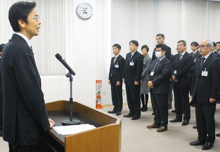 職員を前に訓示する斉藤栄市長（左）＝熱海市役所で