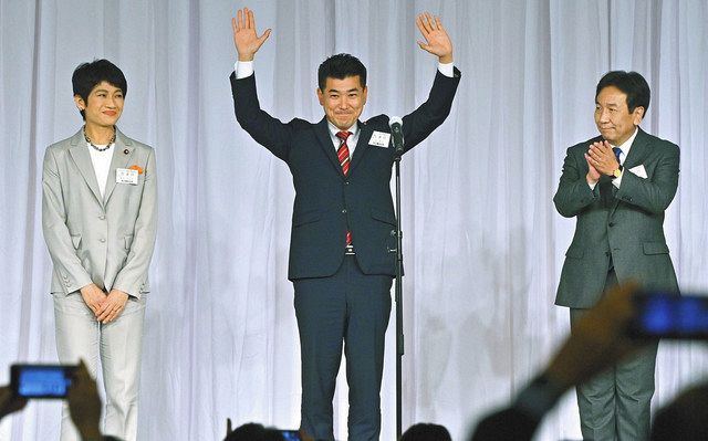 立憲民主党の新代表に選出された泉健太氏（中央）。右は枝野幸男前代表、左は西村智奈美氏＝東京都内で