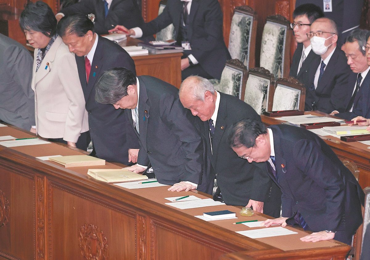 衆院本会議で2024年度予算案が可決され、一礼する岸田首相（右）ら＝朝倉豊撮影

