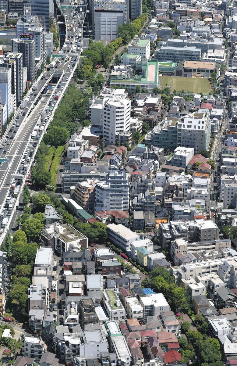 新緑が生い茂る玉川上水沿いの緑道＝4月25日、東京都渋谷区上空で、本社ヘリ「あさづる」から（中西祥子撮影）