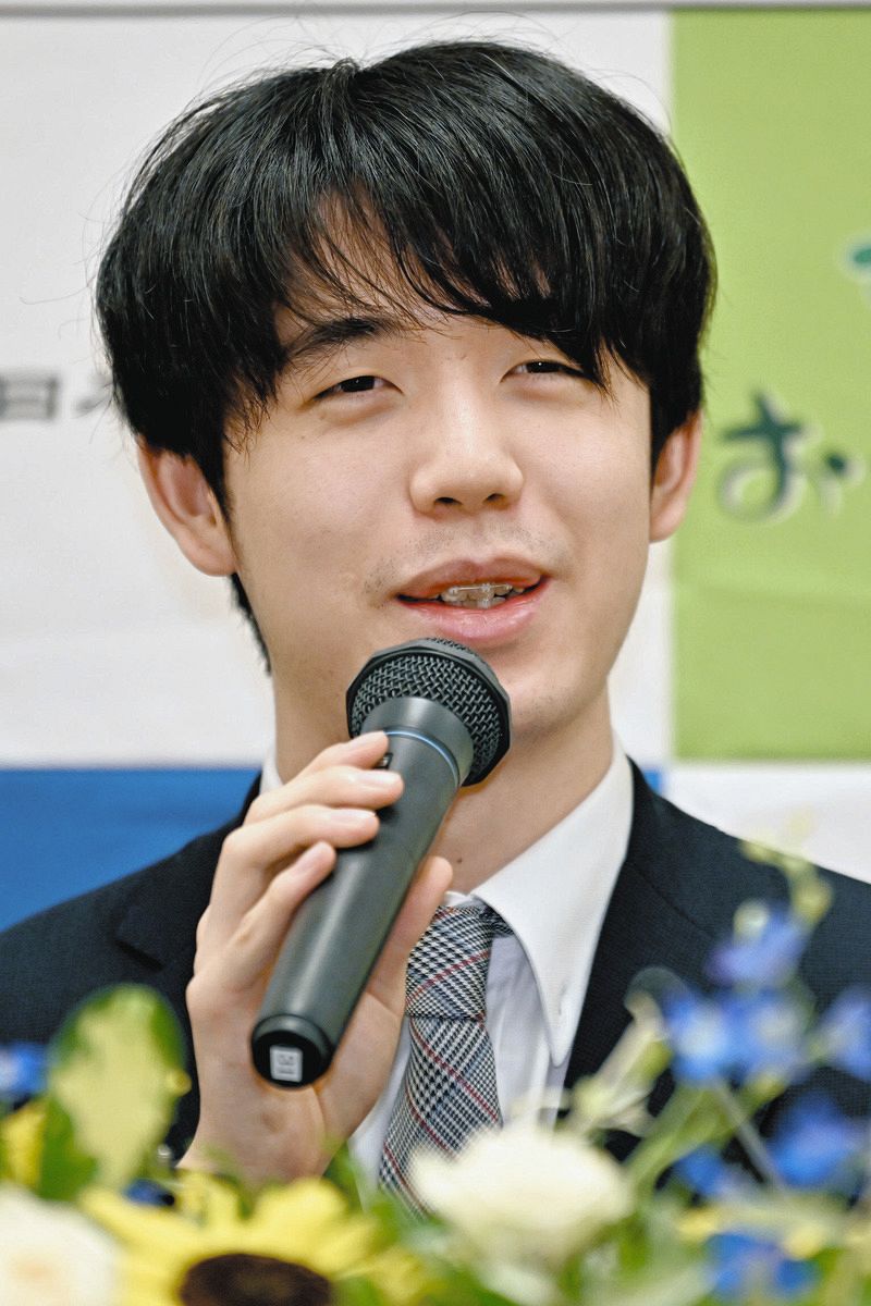 藤井聡太王位「結果を出せてうれしい」 「永世王位」獲得から一夜明け 羽生善治九段に「少しでも近づきたい」：東京新聞 TOKYO Web