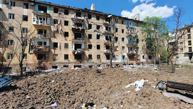 ウクライナ南東部マリウポリで、爆撃で壊れたアルトゥールさんの母のアパート＝アルトゥールさん提供