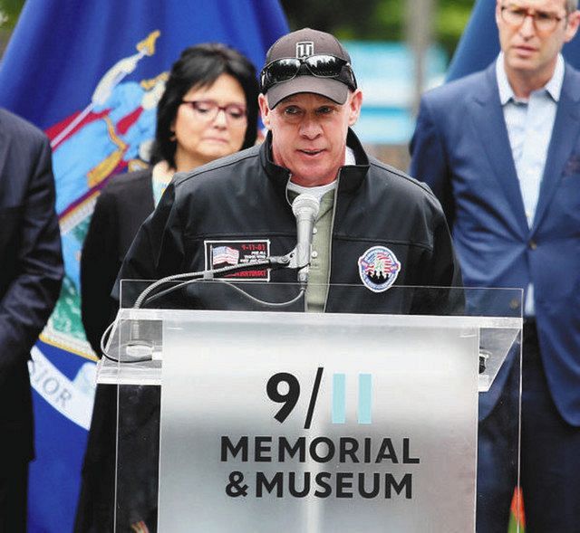 昨年５月、ニューヨークの９・１１記念館であいさつするジョン・フィールさん＝本人提供 