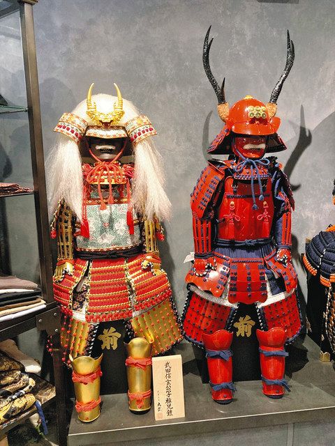 売れ筋３位の「稚児鎧」。右は真田幸村モデル、左は武田信玄モデル
