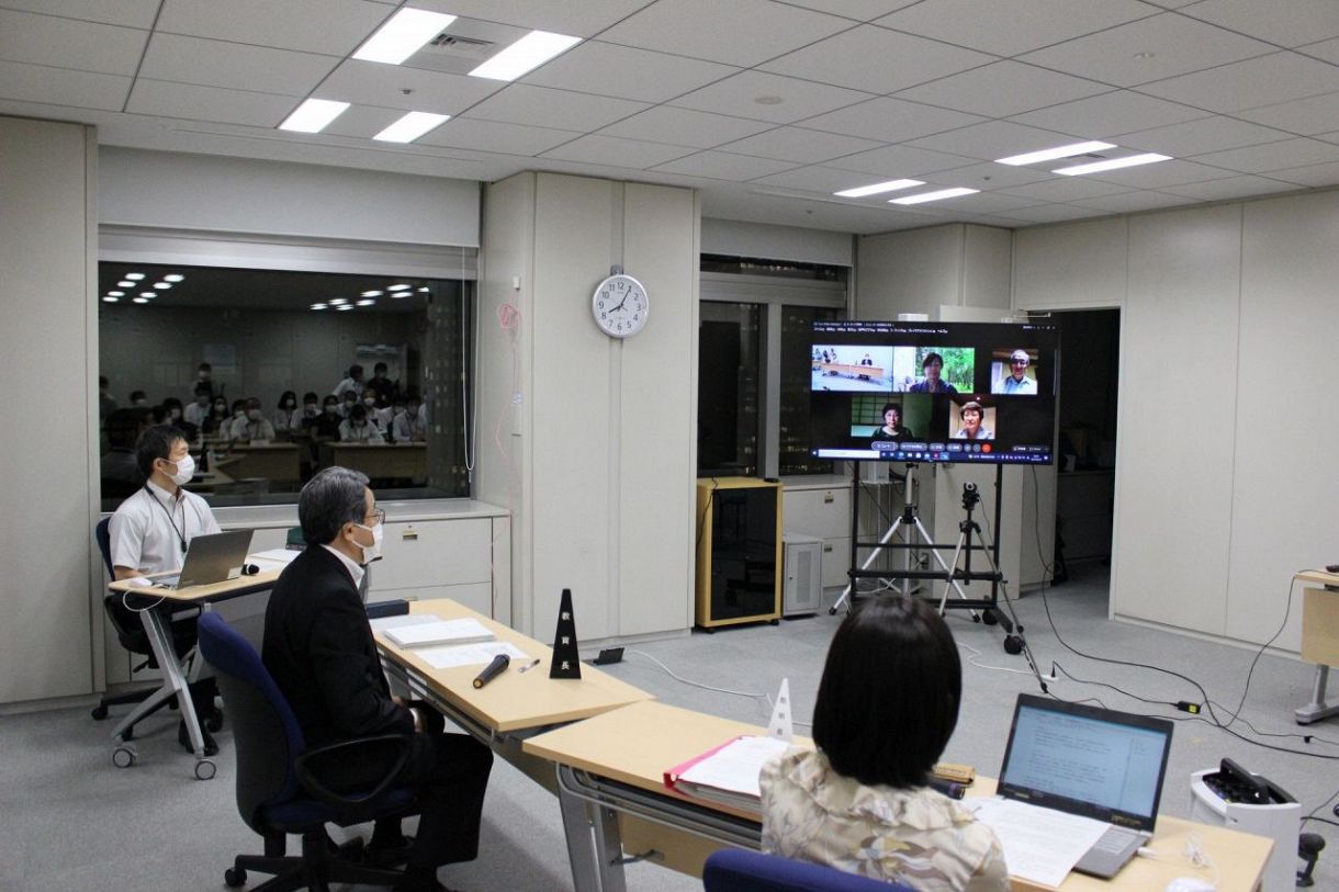 オンラインで開かれた東京都教育委員会。学校連携観戦プログラムの実施について、委員からは慎重な意見が相次いだ＝１８日夜、都庁で