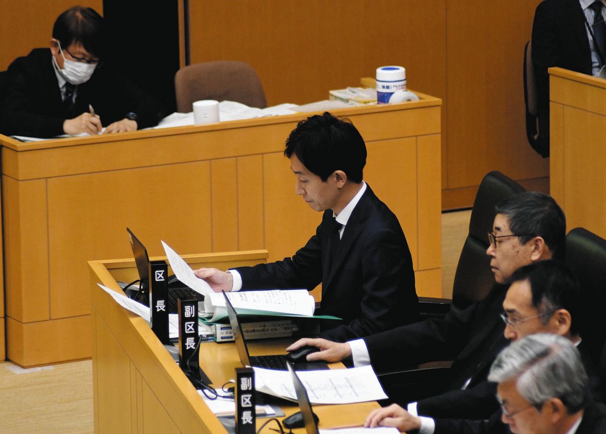 千代田区議会で岩田一仁区議の追及を受ける樋口高顕区長（中）。答弁に立つことはなかった＝千代田区議会で