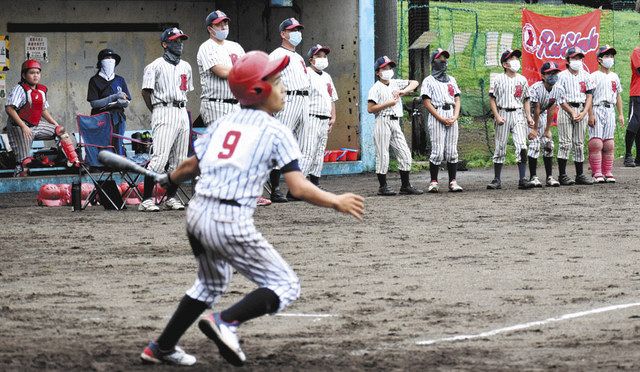 [Photo] ６回裏。逆転のサヨナラ２点二塁打の佐藤亮佑