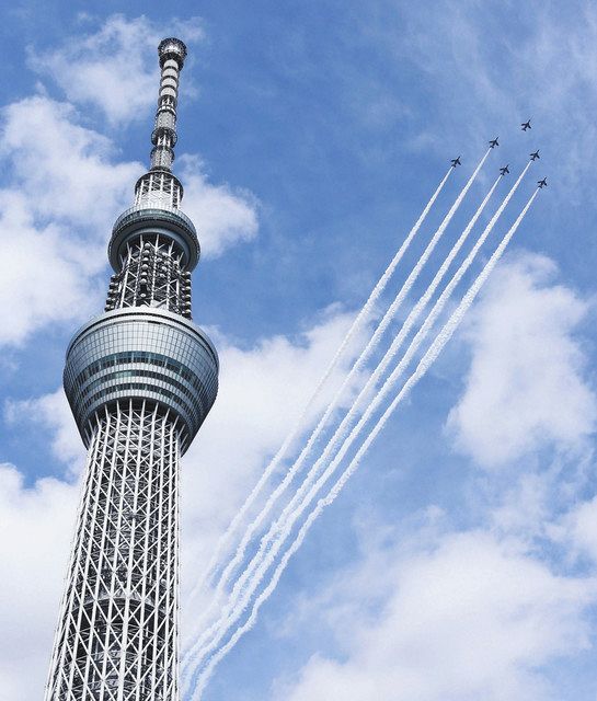 パラリンピック開会式の予行演習で東京スカイツリーの上空を飛行する「ブルーインパルス」＝墨田区で
