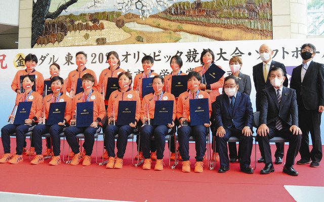 ソフトボール金 選手ら13人 高崎市民栄誉賞 喜びの贈呈式 上野投手 期待に応えられほっと 東京新聞 Tokyo Web