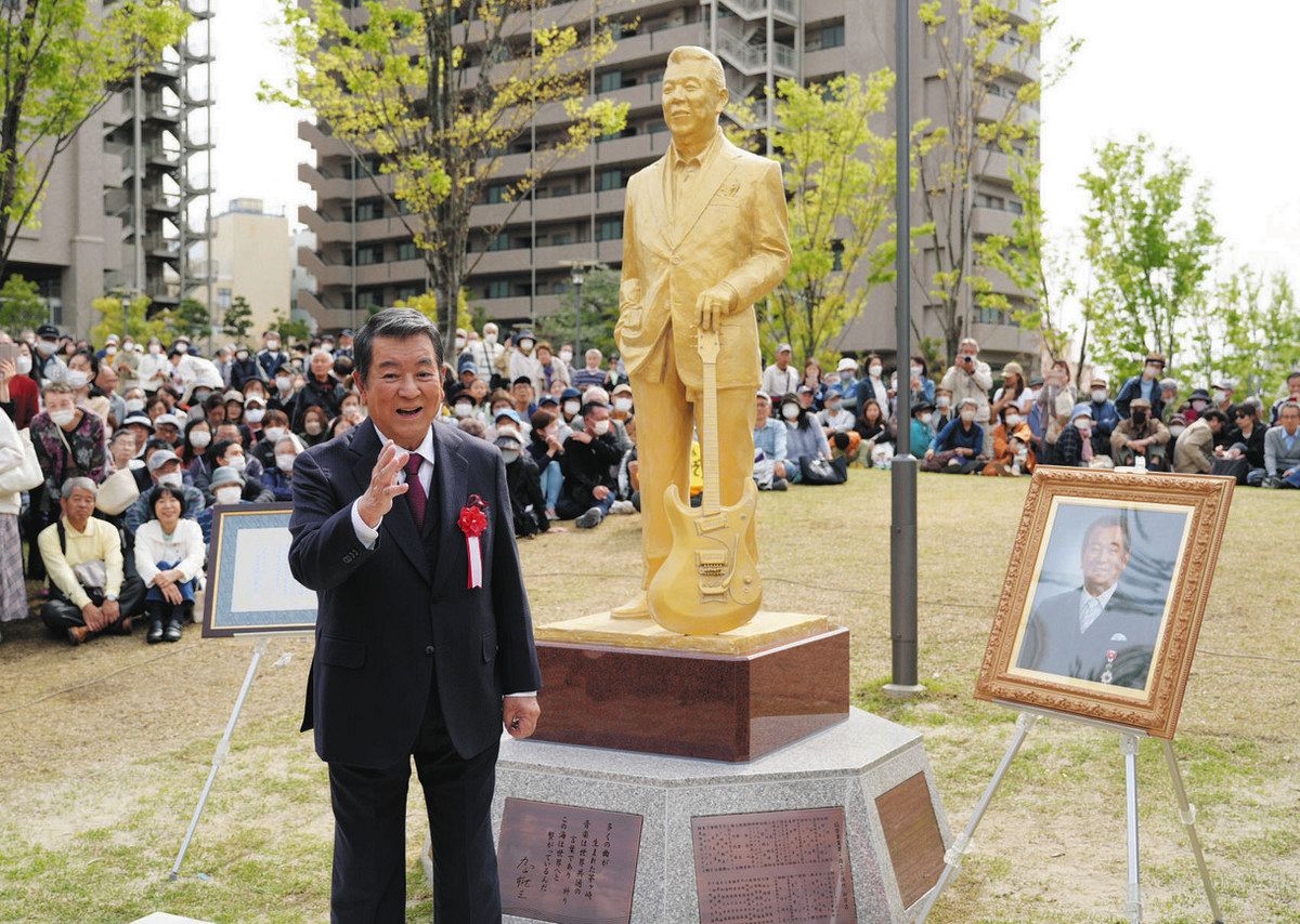 幸せだなぁ」加山雄三さんが銅像に 87歳の誕生日、茅ケ崎市役所前広場