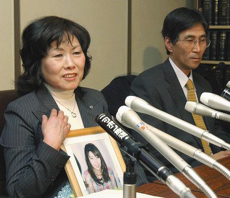 猪野詩織さんの遺影を胸に記者会見する母の京子さん（左）と父の憲一さん＝２００５年１月、東京・霞が関の司法記者クラブで