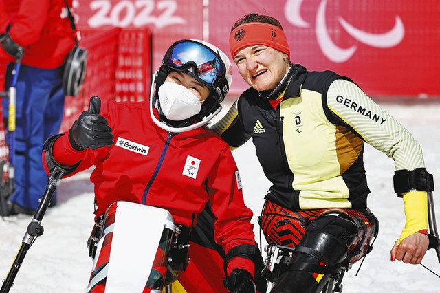 女子回転座位の競技後、金メダルのアナレナ・フォルスター（右）と笑顔で写真に納まる５位の村岡桃佳＝北京で（共同）