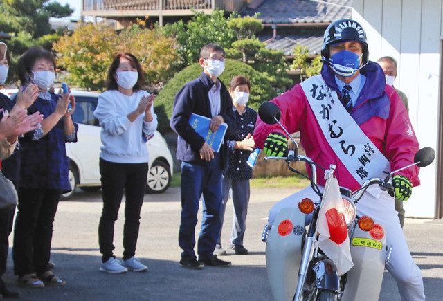 オートバイで選挙活動する中村喜四郎さん＝２８日、茨城県坂東市で