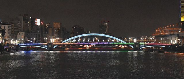 ライトアップされた駒形橋＝14日午後７時、東京都台東区で