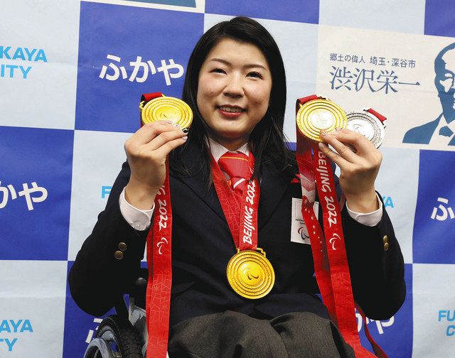 北京パラリンピックで獲得した３個の金メダルと銀メダルを披露する村岡選手＝深谷市役所で
