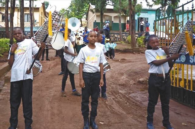 日本から贈られた楽器を持つ音楽塾の生徒たち＝ウガンダ・カンパラで（アイメック提供）