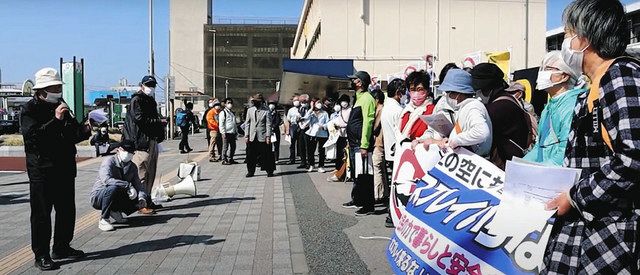 集会で「軍備増強で平和はつくれない」と訴えた吉田会長（左端）＝ＪＲ木更津駅前で
