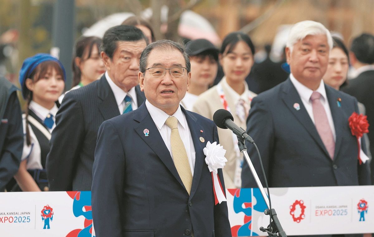 大阪・関西万博の開幕を宣言する日本国際博覧会協会の十倉雅和会長＝大阪市此花区の夢洲で（黒田淳一撮影）