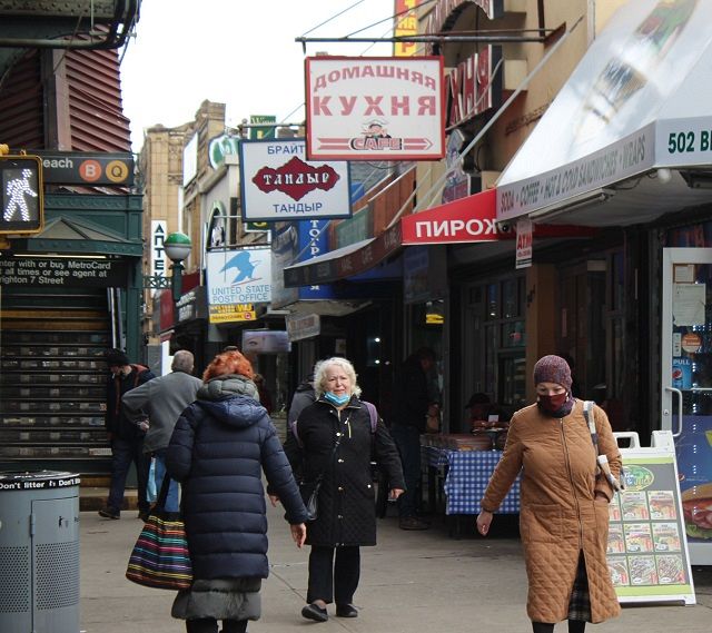ロシア語の看板が並ぶ米ニューヨークの「リトル・オデッサ」。旧ソ連圏出身の住民が多く暮らす＝杉藤貴浩撮影