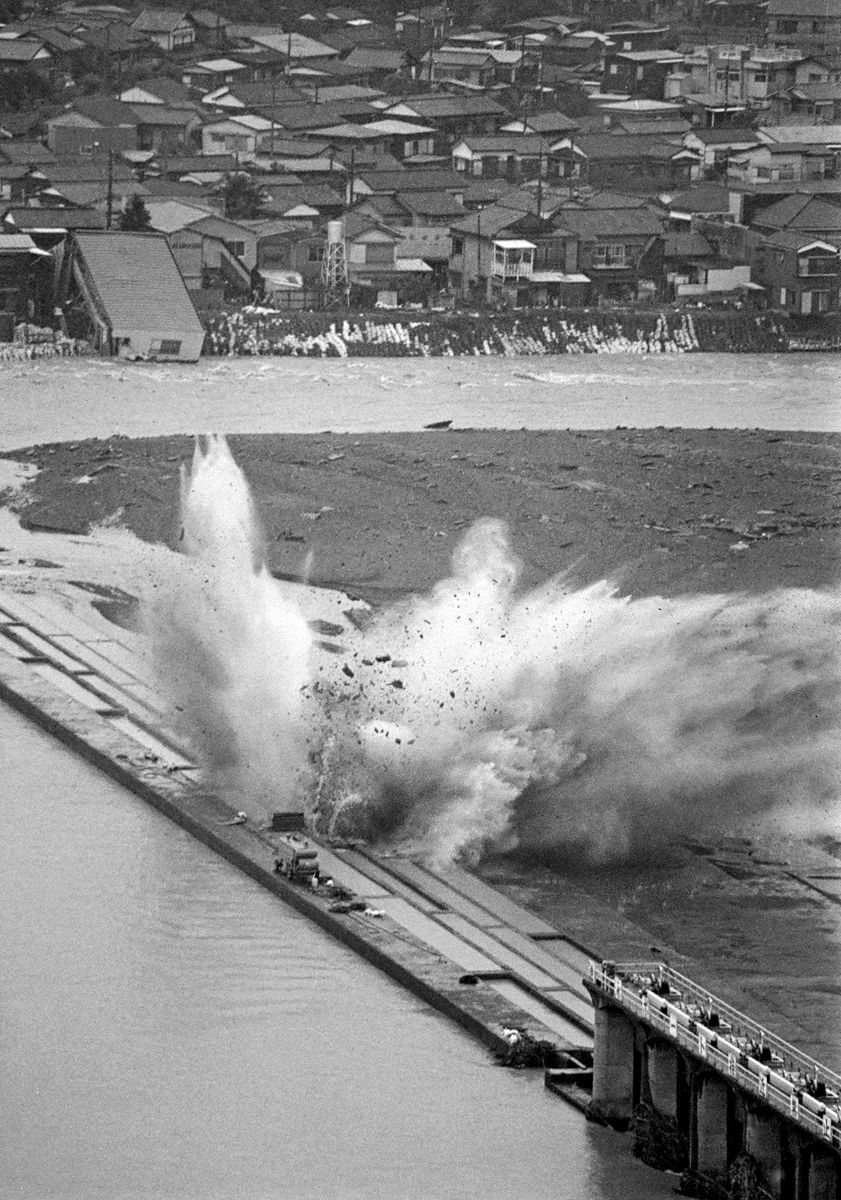 決壊した多摩川の流れを回復せよ 驚きの手法をカメラが捉えた 大噴火