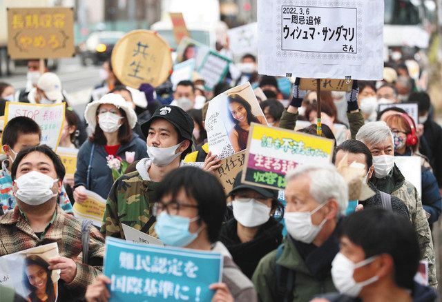 ウィシュマ・サンダマリさんが亡くなって１年となり、入管収容施設での処遇改善などを求めデモ行進する大勢の人たち＝東京都港区で